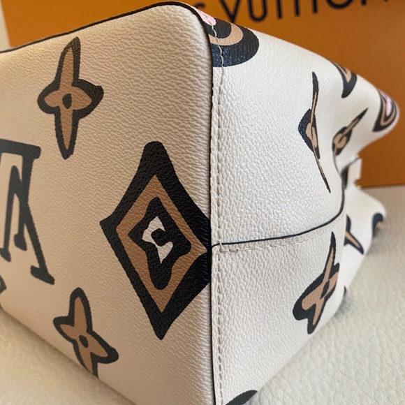 Louis Vuitton NeoNoe Wild at Heart - Picture 6 of 15